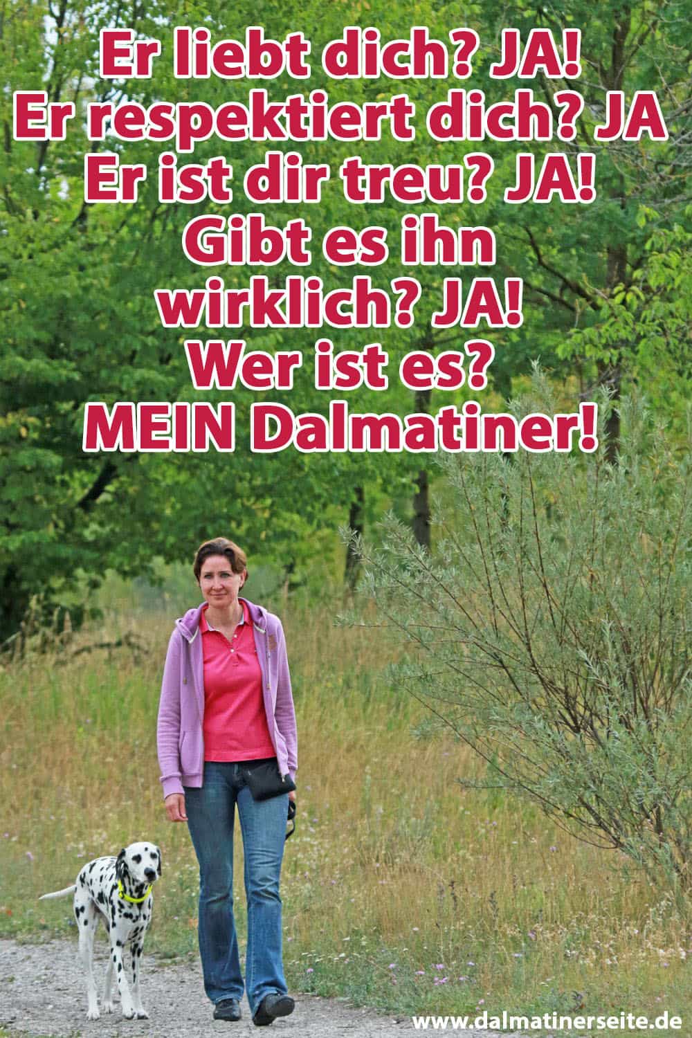 Eine Frau geht mit ihrem Dalmatiner im Wald